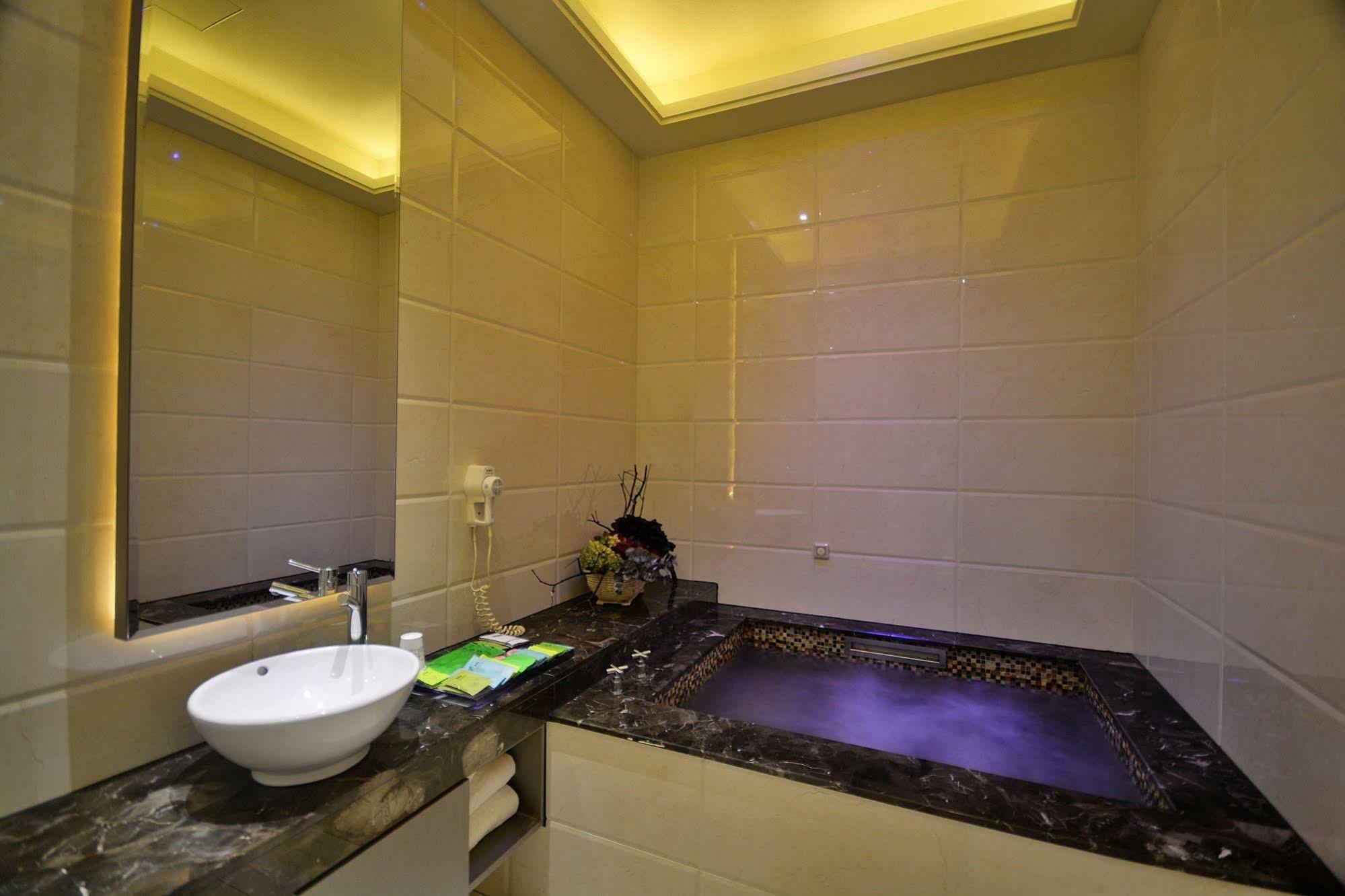 Hea Duenn Motel Taichung Bagian luar foto