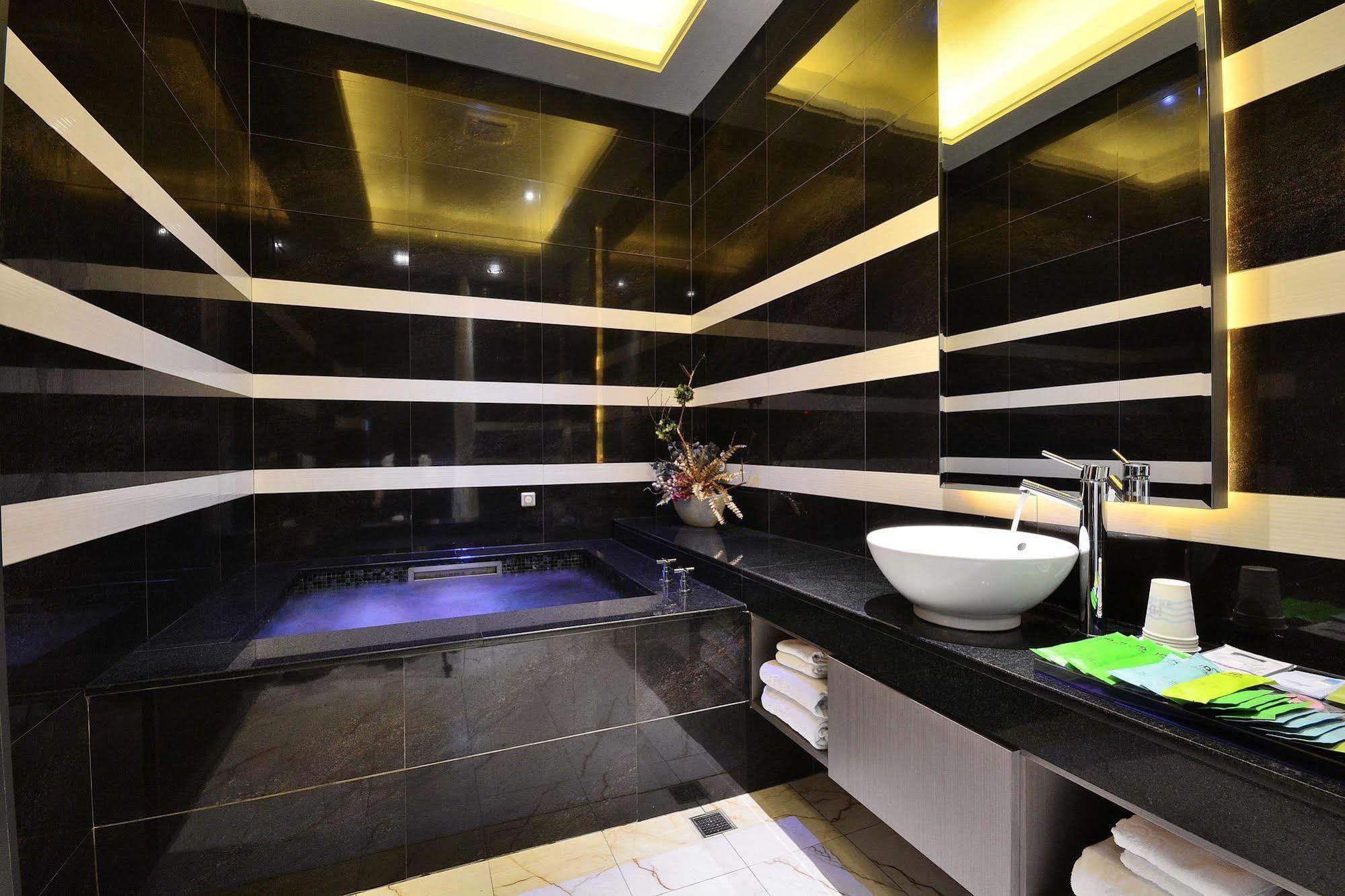 Hea Duenn Motel Taichung Bagian luar foto