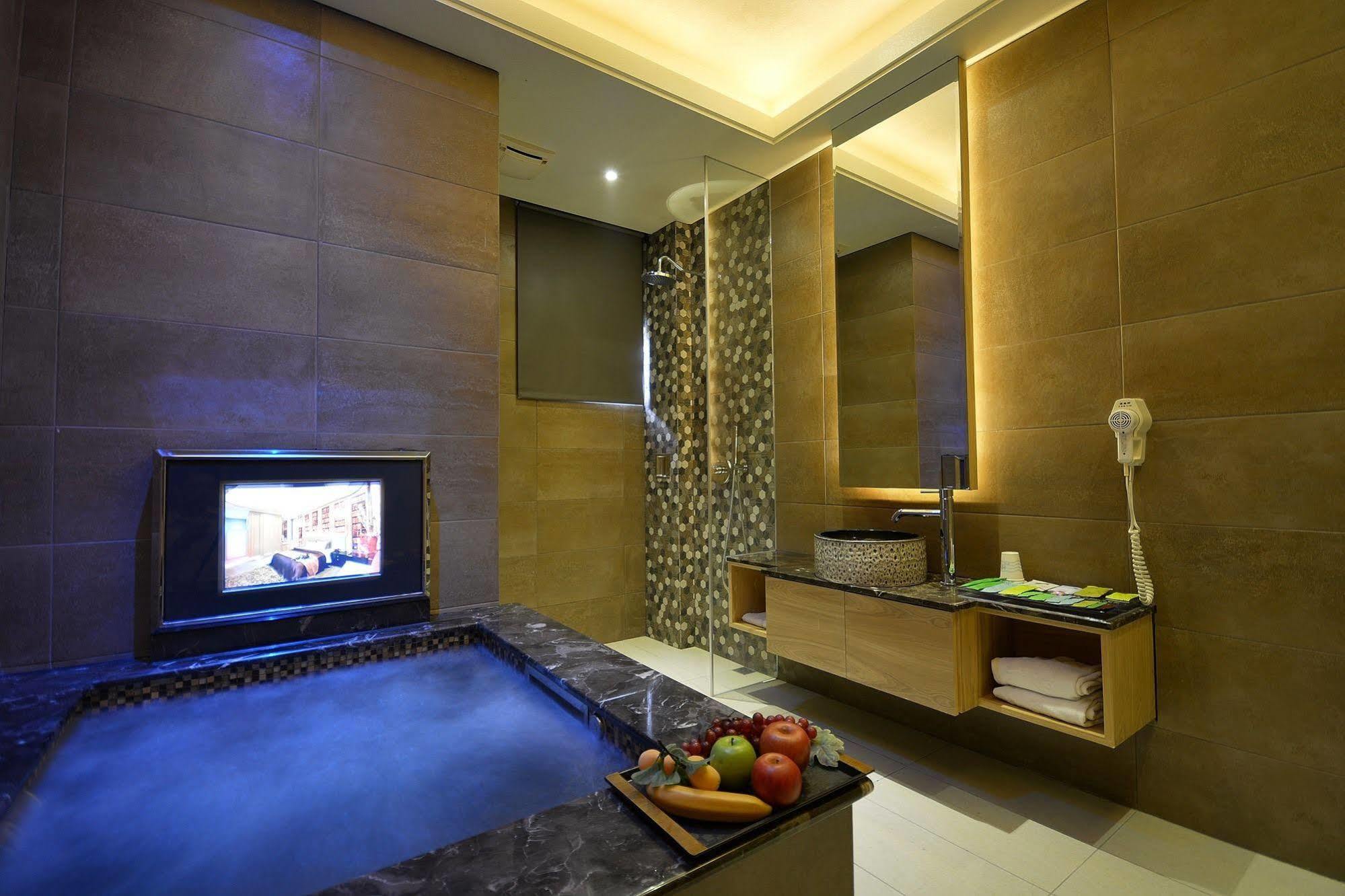 Hea Duenn Motel Taichung Bagian luar foto