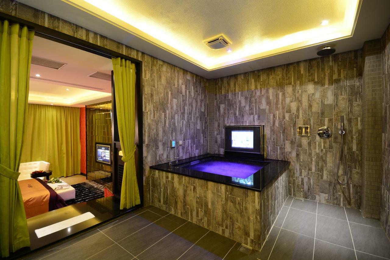 Hea Duenn Motel Taichung Bagian luar foto